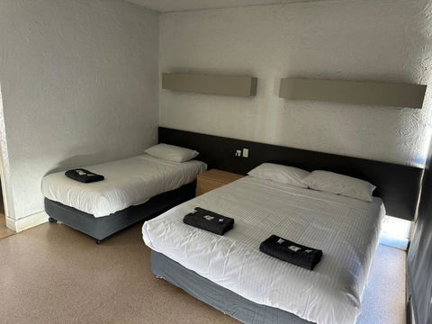 Overlander Hotel - Holiday Sunshine Coast 2
