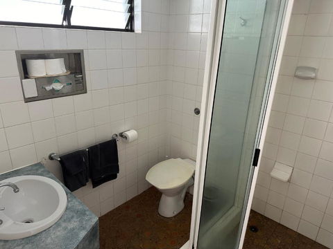 Overlander Hotel - Holiday Sunshine Coast 3