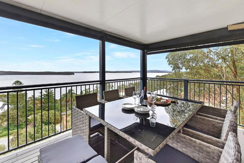 Overlook Nook - The Best Views In The Area - Holiday Sunshine Coast 0