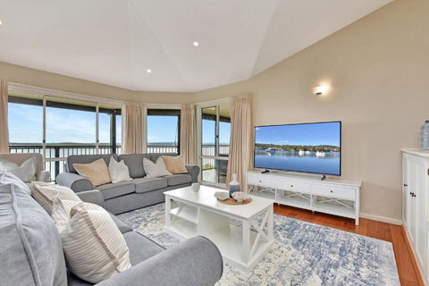 Overlook Nook - The Best Views In The Area - Holiday Sunshine Coast 3