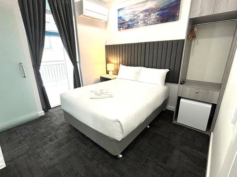 Palace Hotel Proserpine - Sunshine Coast Tourism 3