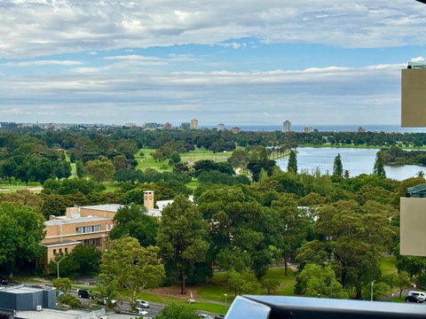 Panoramic View - Albert Park Lake & Shrine Views - Holiday Sunshine Coast 0