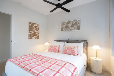 Panoramic View - Albert Park Lake & Shrine Views - Holiday Sunshine Coast 3