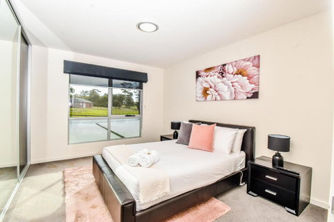 Paradise Point - Entire Home In Clarence Point, Tasmania Australia, 10 Guests 7 Bedrooms 7 Beds 3 Baths - Sunshine Coast Tourism 1