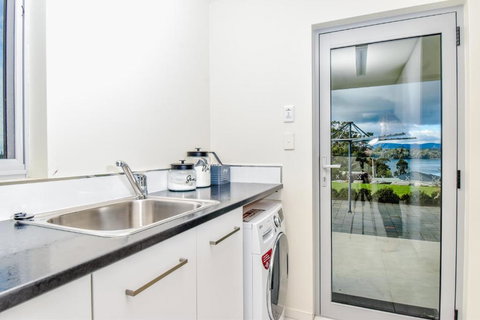 Paradise Point - Entire Home In Clarence Point, Tasmania Australia, 10 Guests 7 Bedrooms 7 Beds 3 Baths - Sunshine Coast Tourism 3