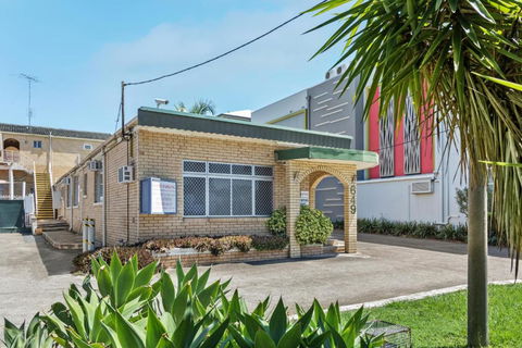 Paramount Motel - Sunshine Coast Tourism 0