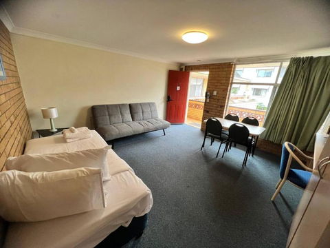 Paramount Motel - Sunshine Coast Tourism 1