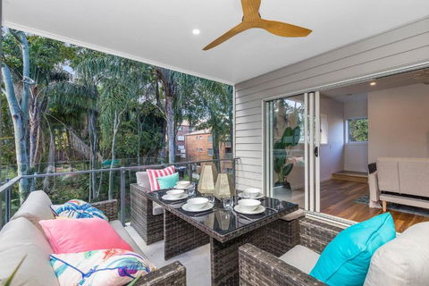 Park Avenue Townhouse Retreat Brisbane Sleeps 10 - Holiday Sunshine Coast 2