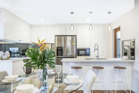 Park Avenue Townhouse Retreat Brisbane Sleeps 10 - Holiday Sunshine Coast 1