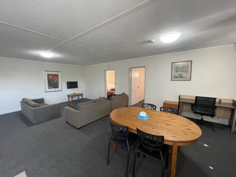 Parkside Inn Motel - Sunshine Coast Tourism 3