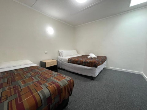 Parkside Inn Motel - Sunshine Coast Tourism 1