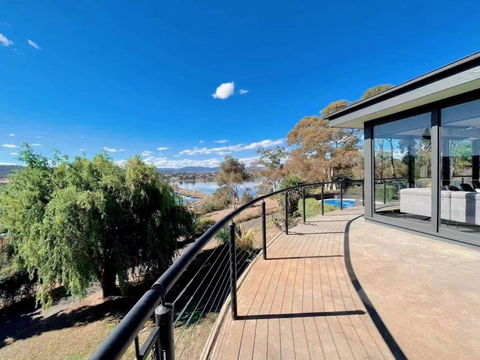 Peaceful House With Great Ocean & Mountain View - Holiday Sunshine Coast 3