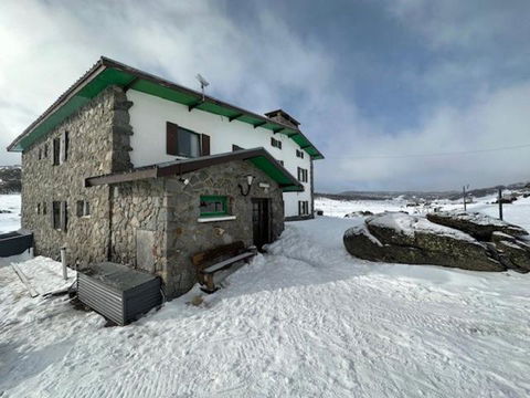 Peer Gynt Ski Lodge - Sunshine Coast Tourism 0