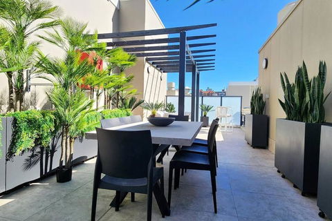 Penthouse With Private Terrace, Parking + 2 Pools - Sunshine Coast Tourism 1
