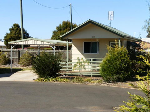 PepperTree Cabins, Kingaroy - Sunshine Coast Tourism 3