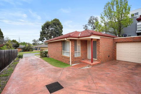 Perfectly Located Townhouse In Heart Of Ringwood - Holiday Sunshine Coast 0