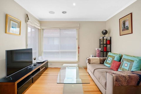 Perfectly Located Townhouse In Heart Of Ringwood - Holiday Sunshine Coast 1