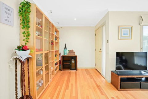 Perfectly Located Townhouse In Heart Of Ringwood - Holiday Sunshine Coast 3