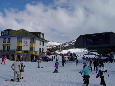 Perisher Manor Hotel - Sunshine Coast Tourism 2