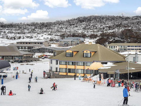 Perisher Manor Hotel - Sunshine Coast Tourism 1