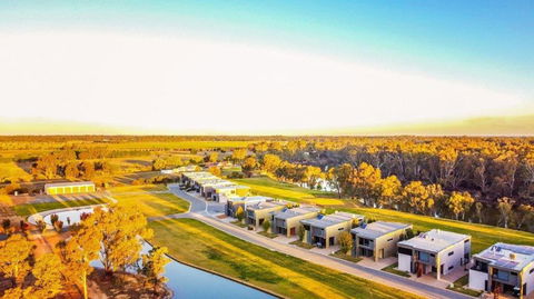 Perricoota Waters - Echuca Holiday Homes - Holiday Sunshine Coast 2