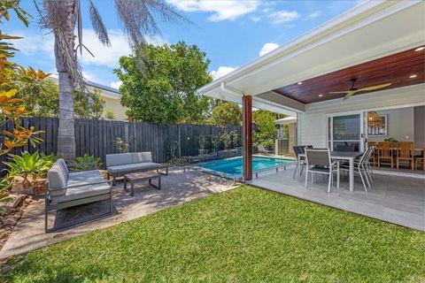 Pet Friendly Holiday Home With Pool On Alex - Holiday Sunshine Coast 3