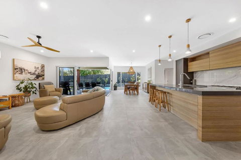 Pet Friendly Holiday Home With Pool On Alex - Holiday Sunshine Coast 0