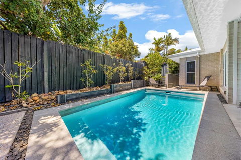 Pet Friendly Holiday Home With Pool On Alex - Holiday Sunshine Coast 1