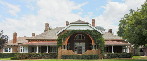 Petersons Armidale Winery And Guesthouse - Holiday Sunshine Coast 0