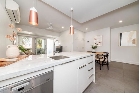 Piccolo By The Beach - Holiday Sunshine Coast 3
