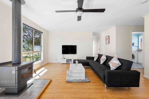 Picturesque Lakeside Getaway: Views, Beach, Park - Sunshine Coast Tourism 2