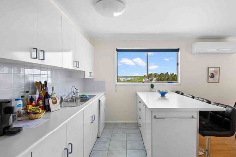 Picturesque Lakeside Getaway: Views, Beach, Park - Sunshine Coast Tourism 0