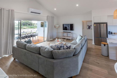Pina Colada Shack-40 Marina Way - Holiday Sunshine Coast 1