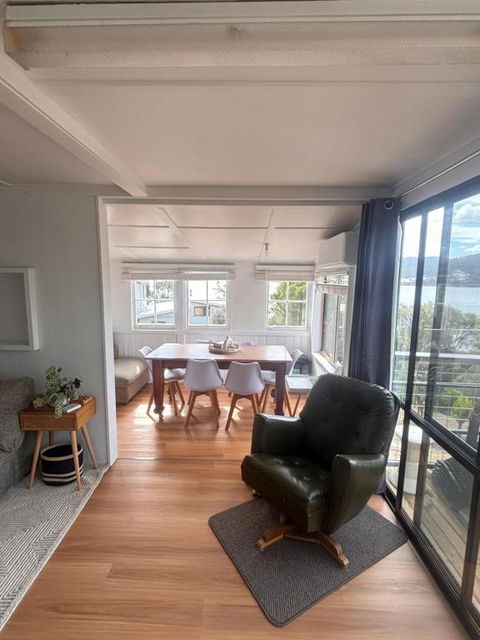 Pine Cottage - Holiday Sunshine Coast 0