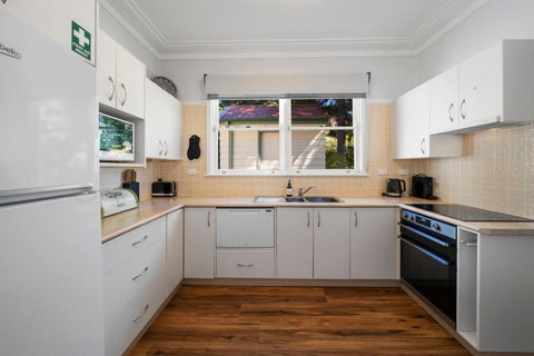 Pine Lodge - Sunshine Coast Tourism 2