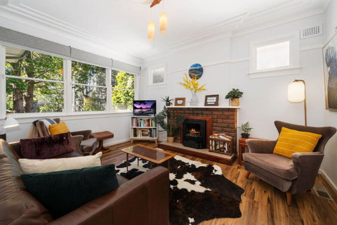 Pine Lodge - Sunshine Coast Tourism 1