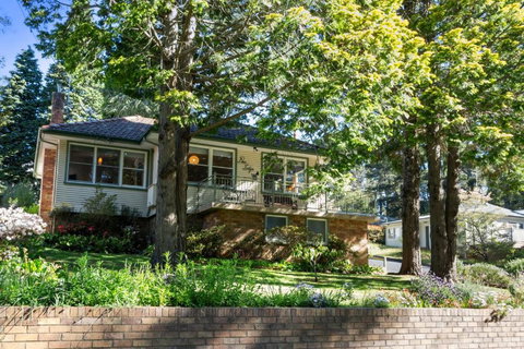 Pine Lodge - Sunshine Coast Tourism 0