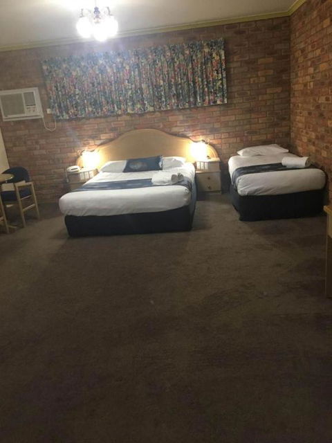 Pines Country Club Motor Inn - Holiday Sunshine Coast 3