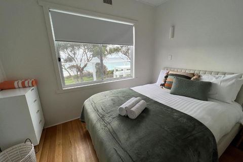 PIPI SHACK - Iconic Waterfront Shack Binalong Bay - Sunshine Coast Tourism 3