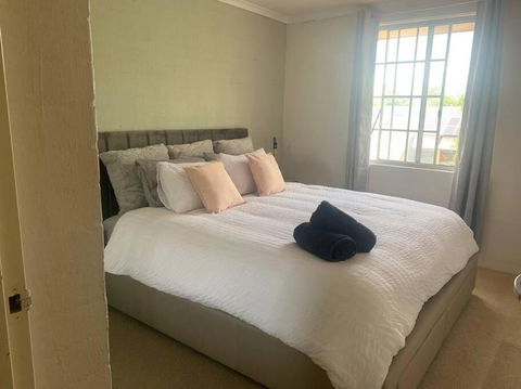 Plush 2 Bedroom Apartment Kingston - Sunshine Coast Tourism 1