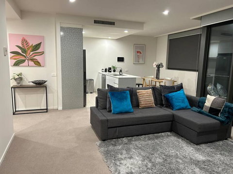 Plush Apartment On Mort - Sunshine Coast Tourism 0