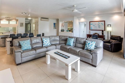 POINCIANA 101 HAMILTON ISLAND CENTRALLY LOCATED 3 BEDROOM, Plus BUGGY!! - Sunshine Coast Tourism 2