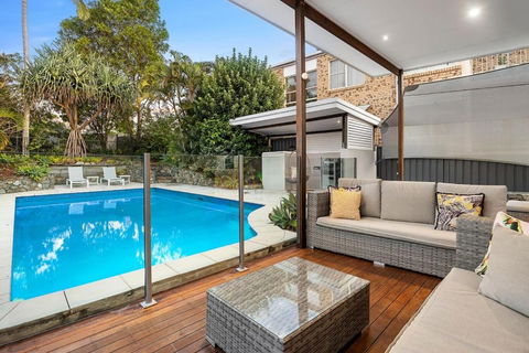 Pool Side Luxury Pet Friendly - Walk To The Beach - Sunshine Coast Tourism 1