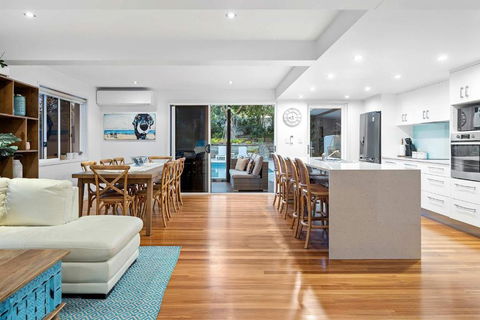 Pool Side Luxury Pet Friendly - Walk To The Beach - Sunshine Coast Tourism 2