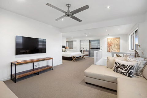 Pool Side Luxury Pet Friendly - Walk To The Beach - Sunshine Coast Tourism 3