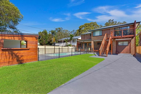 Poolside At Costa - Holiday Sunshine Coast 2