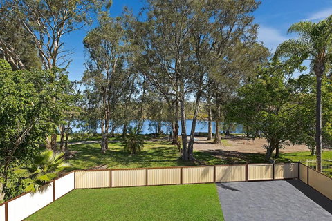 Poolside At Costa - Holiday Sunshine Coast 3