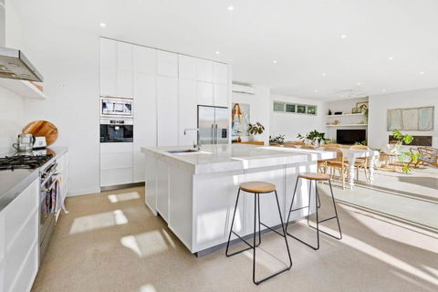 Poolside Paradise Mount Eliza - Holiday Sunshine Coast 1