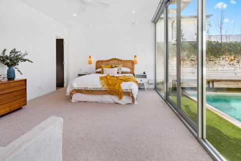 Poolside Paradise Mount Eliza - Holiday Sunshine Coast 3