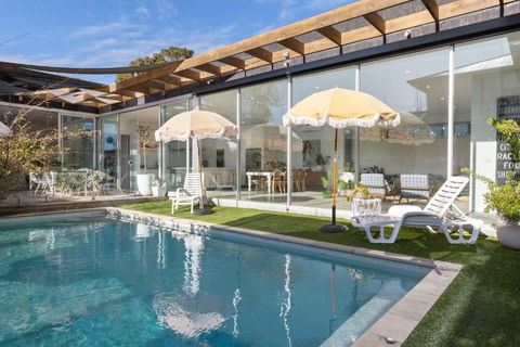 Poolside Paradise Mount Eliza - Holiday Sunshine Coast 0